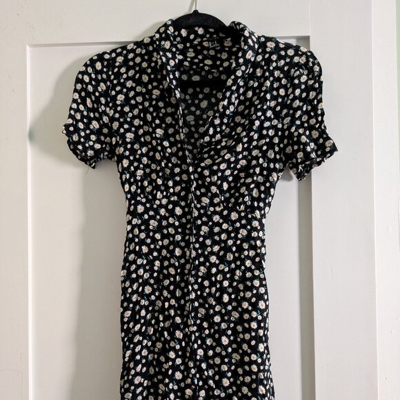 Forever 21 Dresses & Skirts - Forever 21 Collared Tie Back Black and White Daisy Floral Mini Dress